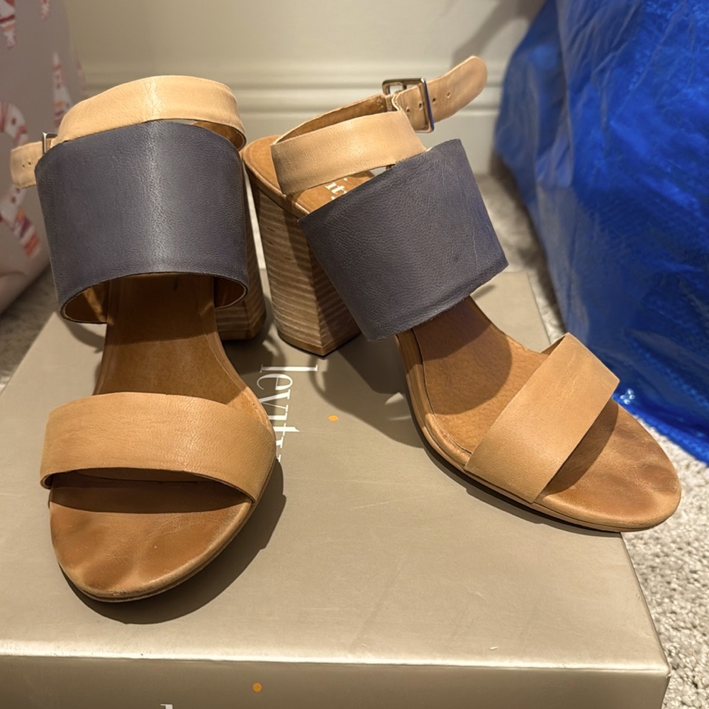 levity Arrow- Blue/grey and tan straps heeled sandal. Size 8